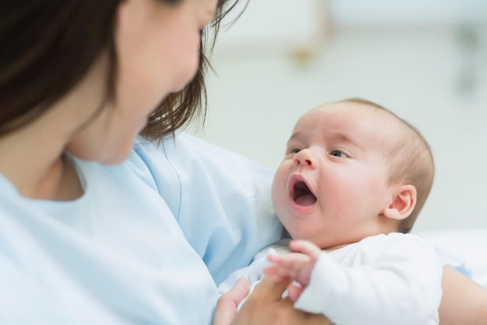 Trẻ sơ sinh thở khò khè là dấu hiệu cảnh báo các bệnh hô hấp nguy hiểm